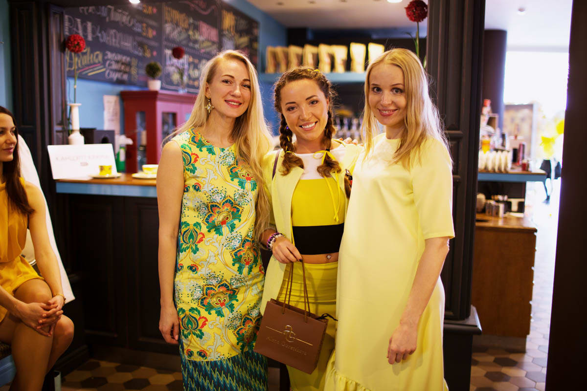 Фоторепортаж: желтый PRET-A-PORTAL Fashion Coffee в ТЦ Метрополь 3