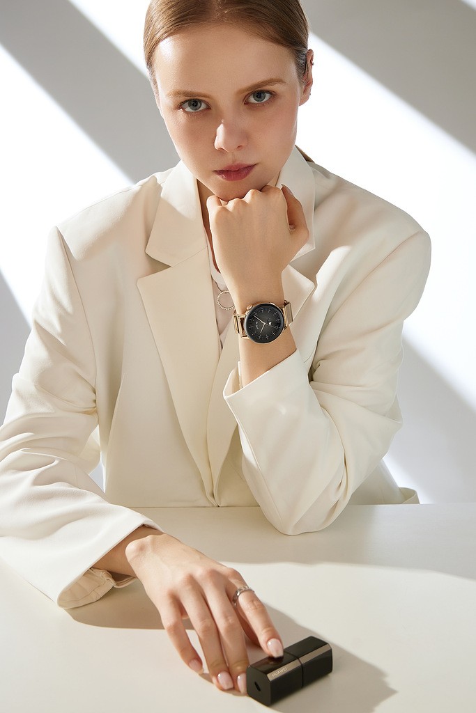 Huawei представила в Беларуси две новинки в роскошном дизайне: наушники HUAWEI FreeBuds Lipstick и смарт-часы HUAWEI WATCH GT 3 с золотистым ремешком 5