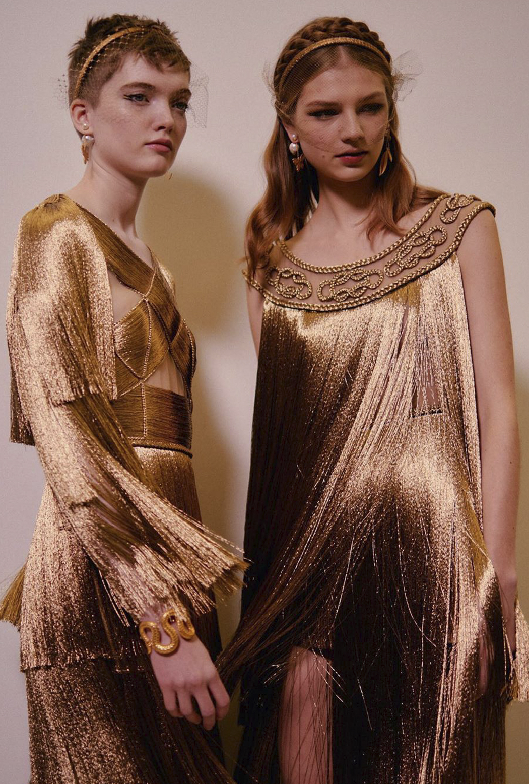 Греческие богини и жидкое золото на показе Dior Couture